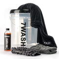 7WASH Starter Wash Set bestehend aus einem transparenten Wascheimer mit schwarzem Logo, einer 500ml Flasche Autoshampoo, einem grauen Mikrofaser-Waschhandschuh, einem grauen Trockentuch und einem schwarzen Mikrofasertuch.