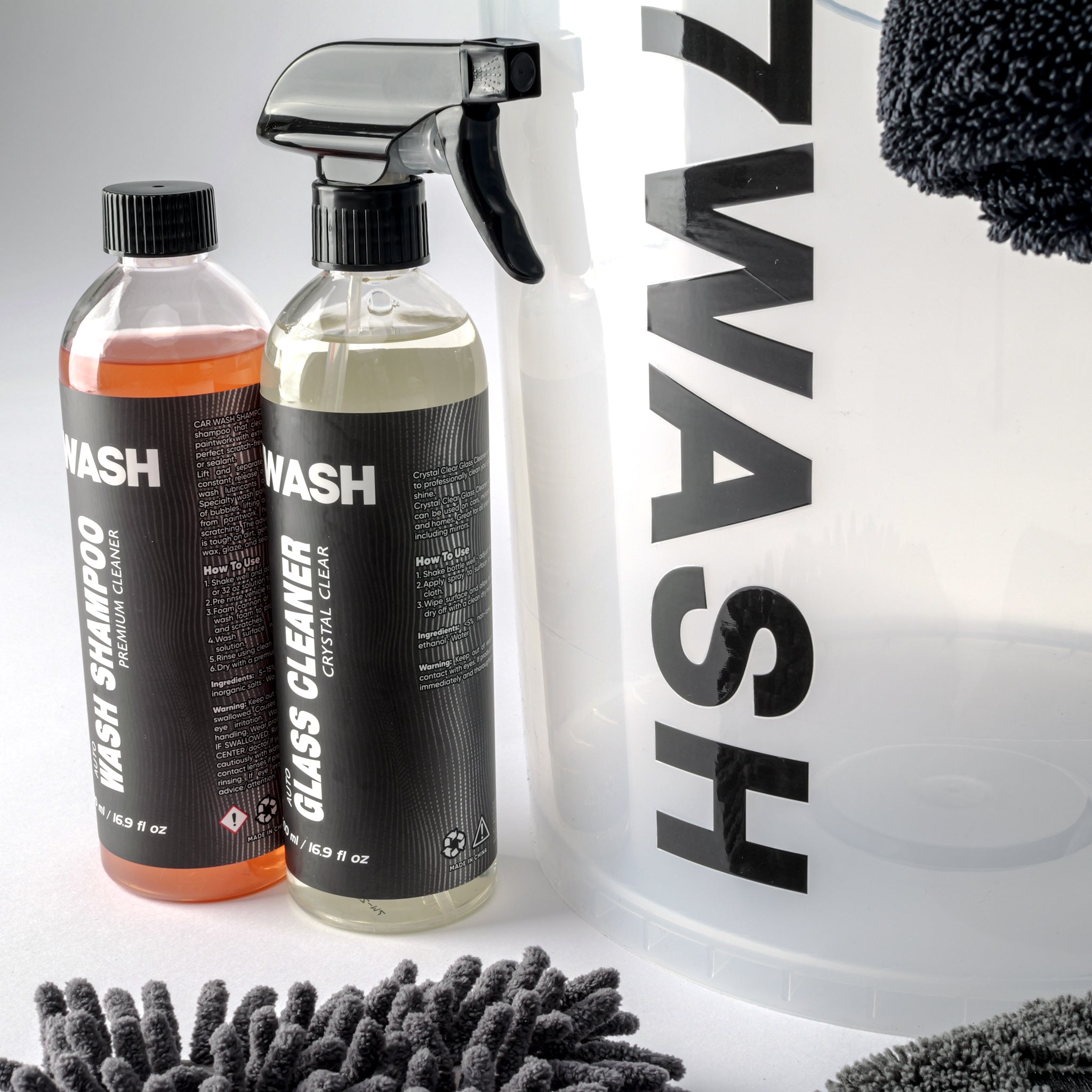 7WASH Exterior Auto-Pflegeset: Transparenter Eimer mit vier 500ml Reinigungsprodukten für Lack, Glas und Reifen sowie Waschzubehör.