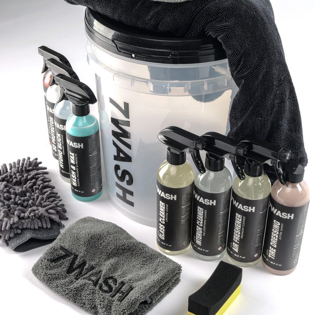 7WASH Exterior Auto-Pflegeset: Transparenter Eimer mit vier 500ml Reinigungsprodukten für Lack, Glas und Reifen sowie Waschzubehör.