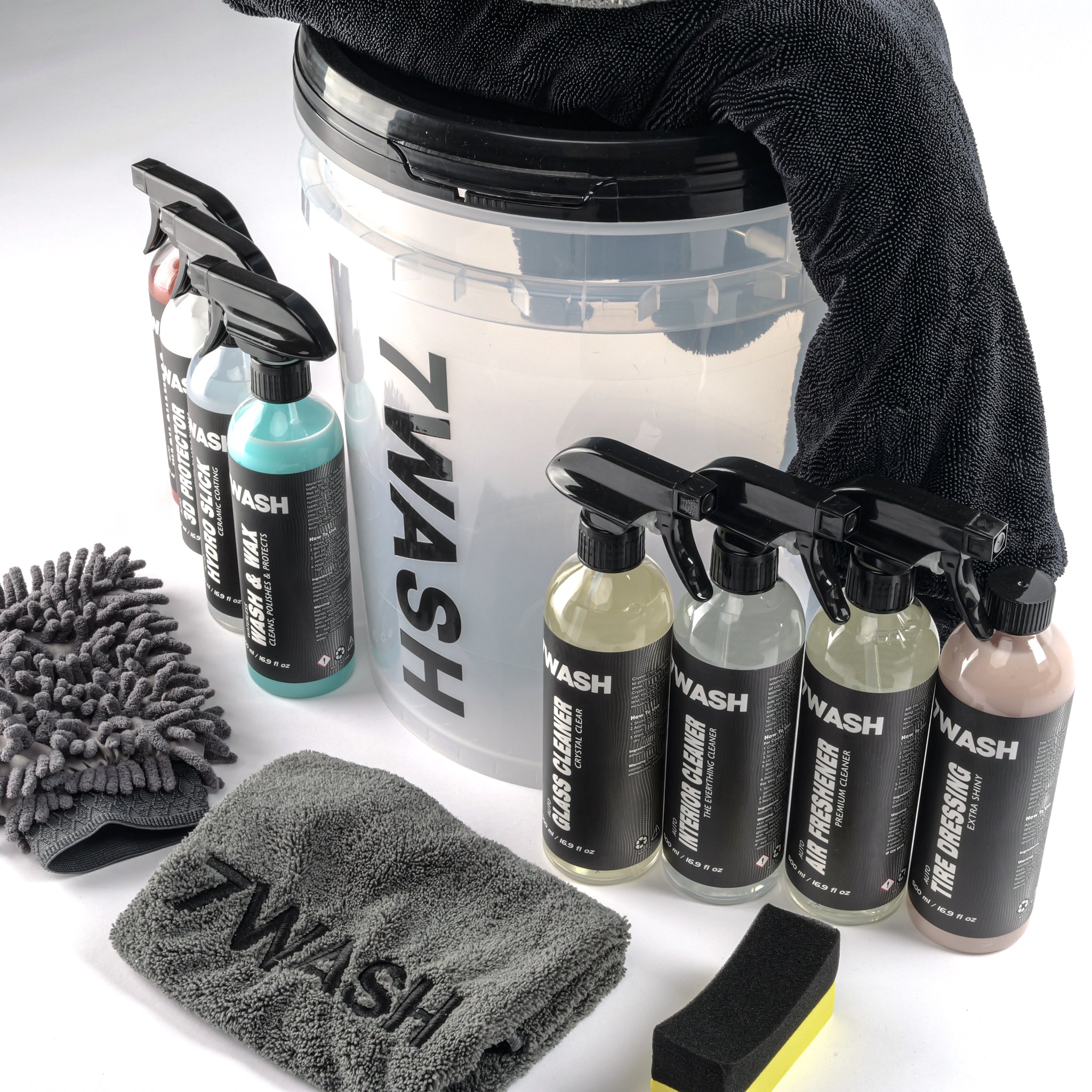 7WASH Exterior Auto-Pflegeset: Transparenter Eimer mit vier 500ml Reinigungsprodukten für Lack, Glas und Reifen sowie Waschzubehör.