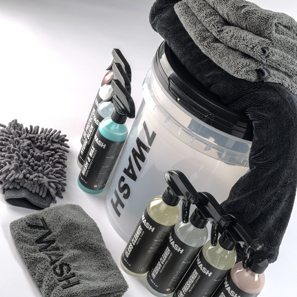 7WASH Exterior Auto-Pflegeset: Transparenter Eimer mit vier 500ml Reinigungsprodukten für Lack, Glas und Reifen sowie Waschzubehör.