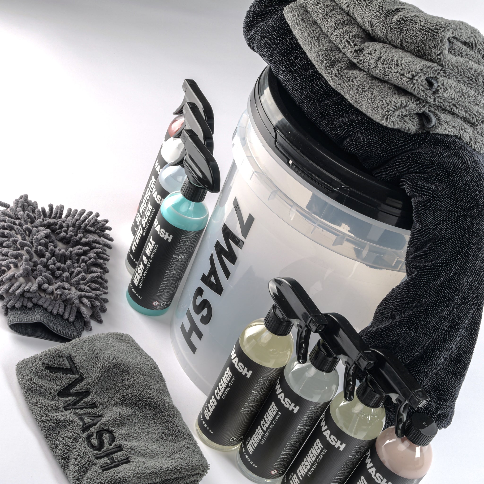 7WASH Exterior Auto-Pflegeset: Transparenter Eimer mit vier 500ml Reinigungsprodukten für Lack, Glas und Reifen sowie Waschzubehör.