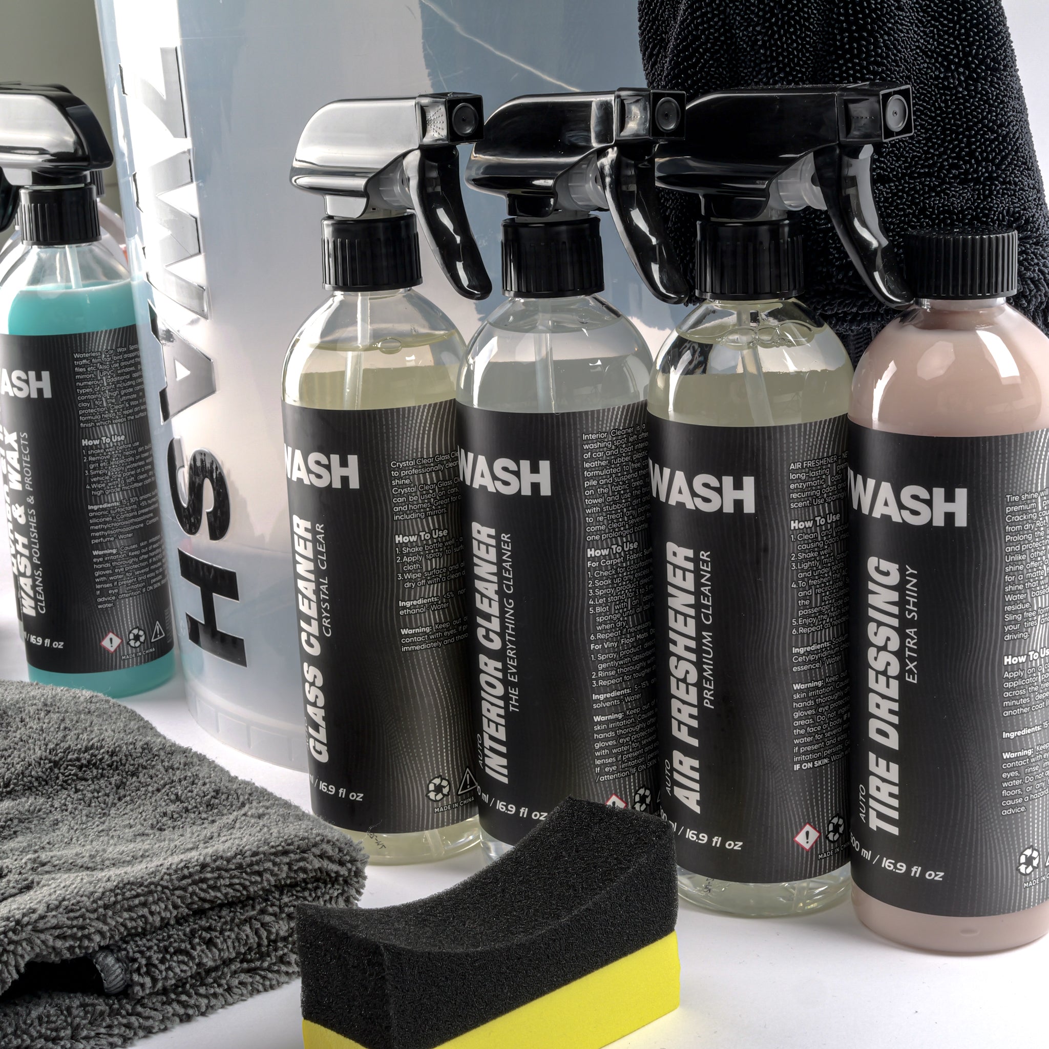 7WASH Exterior Auto-Pflegeset: Transparenter Eimer mit vier 500ml Reinigungsprodukten für Lack, Glas und Reifen sowie Waschzubehör.