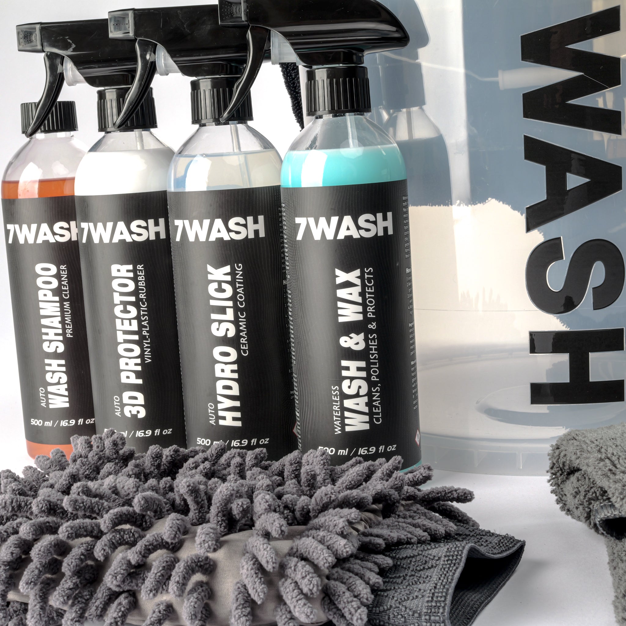 7WASH Exterior Auto-Pflegeset: Transparenter Eimer mit vier 500ml Reinigungsprodukten für Lack, Glas und Reifen sowie Waschzubehör.