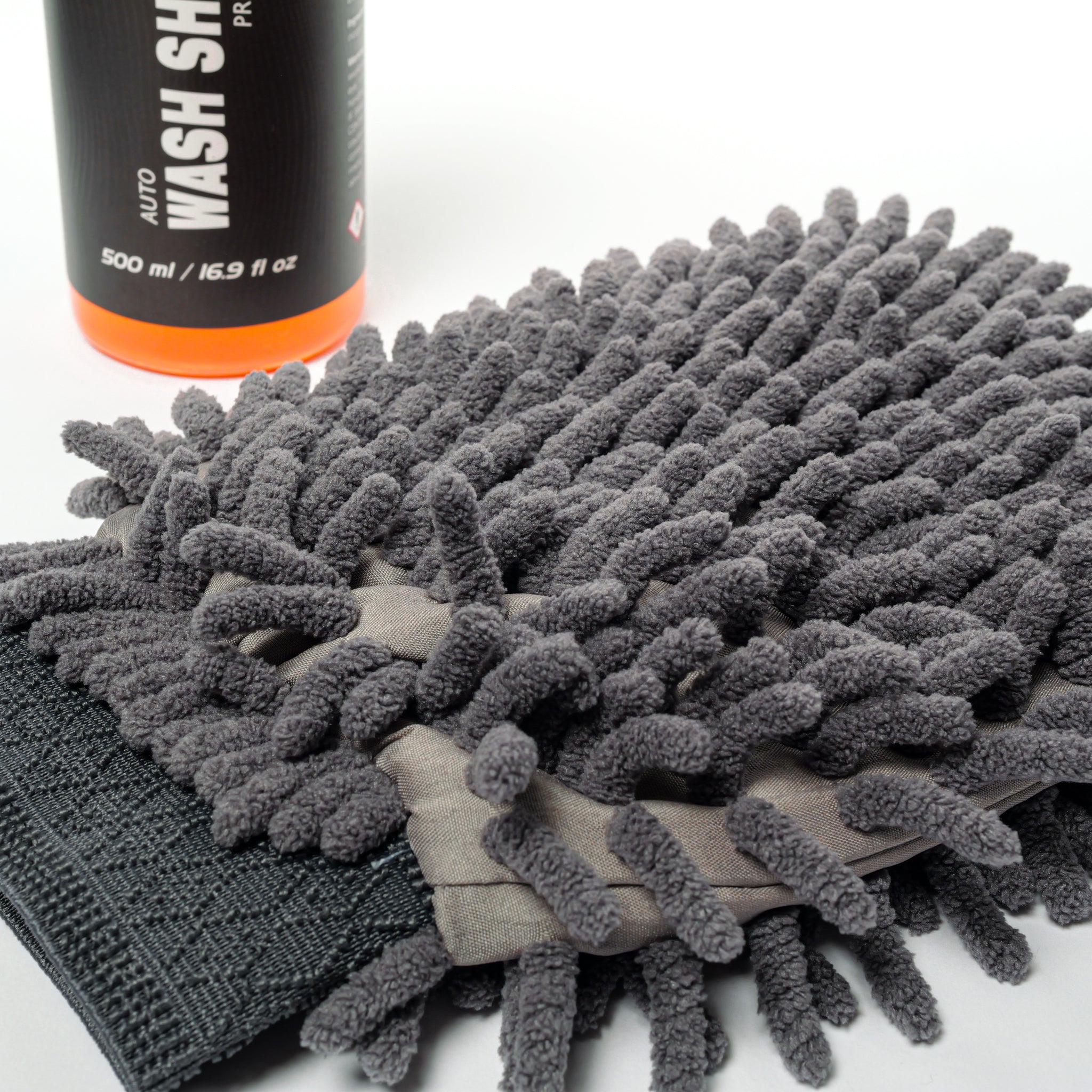 7WASH Shampoo Plus Set mit 500 ml Autoshampoo und grauem Mikrofaser Waschhandschuh für schonende Autowäsche, gründliche Lackreinigung und professionelles Car Detailing